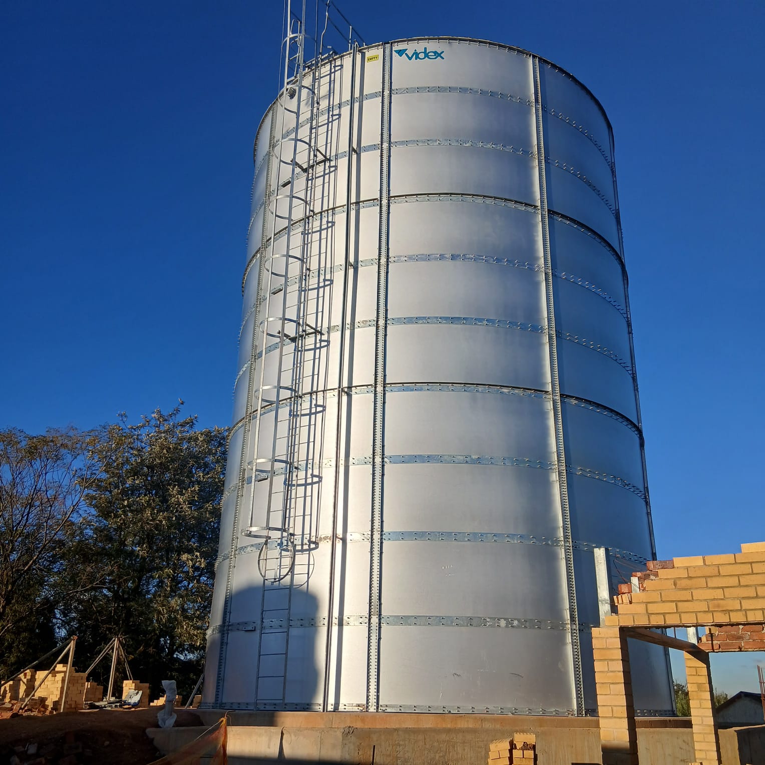 Videx round Aluzinc water tank with corrugated steel panels and bladder system
